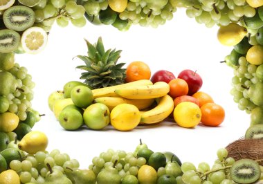 Yeşil meyveler üzerinde beyaz izole