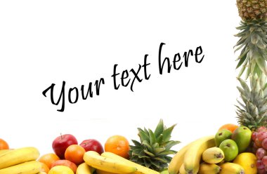 Beyaz üzerine ayrılmış meyveler