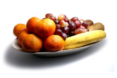 Beyaz üzerine ayrılmış meyveler