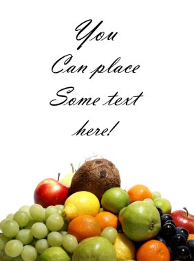 Beyaz üzerine ayrılmış meyveler