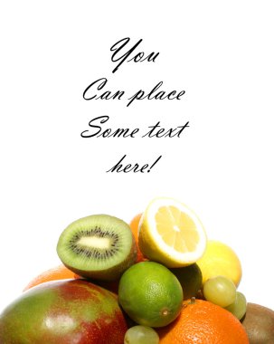 Beyaz üzerine ayrılmış meyveler