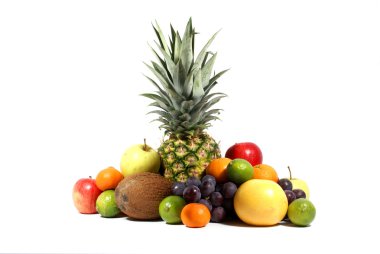 Beyaz üzerine ayrılmış meyveler