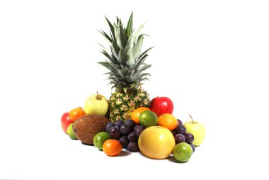 Beyaz üzerine ayrılmış meyveler