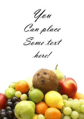 Beyaz üzerine ayrılmış meyveler