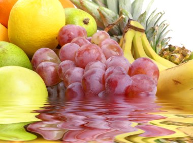 Beyaz üzerine ayrılmış meyveler