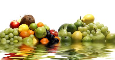 Beyaz üzerine ayrılmış meyveler