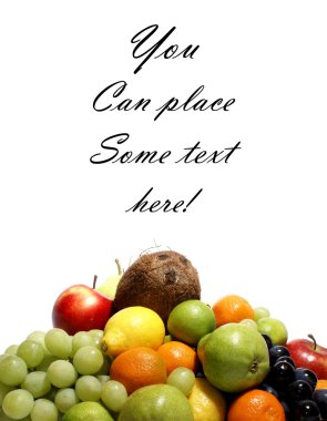 Beyaz üzerine ayrılmış meyveler