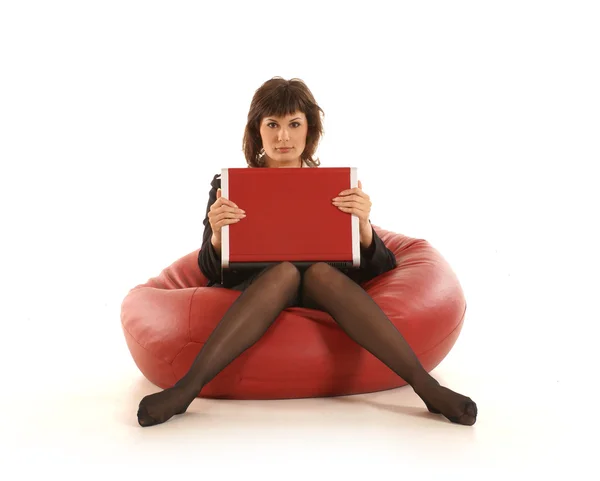 Jolie femme d'affaires avec ordinateur portable isolé sur blanc — Photo