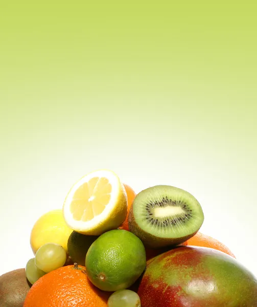 Frutas isoladas a branco — Fotografia de Stock