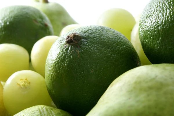 Zöld gyümölcsök elszigetelt fehér — Stock Fotó