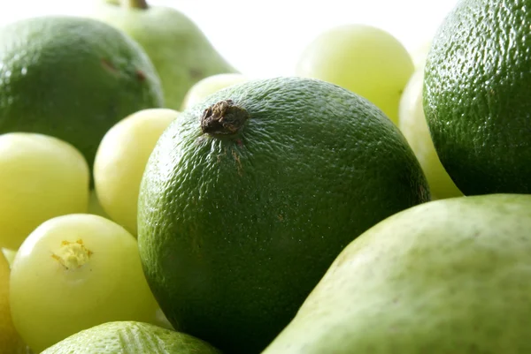 Grüne Früchte isoliert auf weiß — Stockfoto