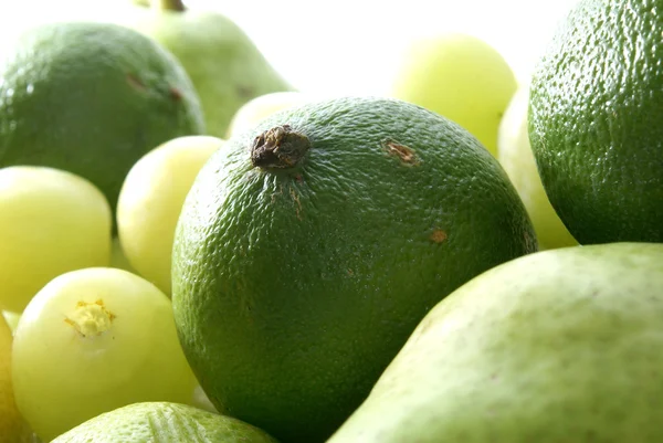 Grüne Früchte isoliert auf weiß — Stockfoto