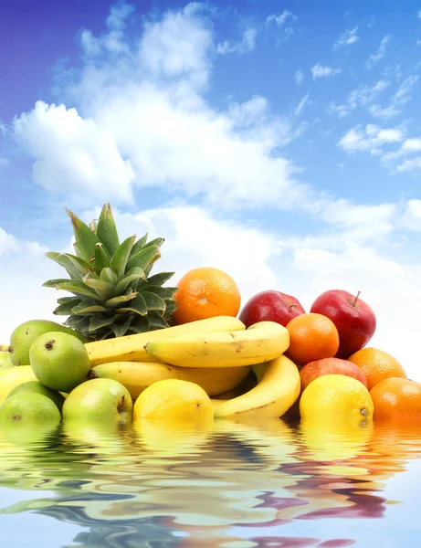 Frutos aislados en blanco — Foto de Stock
