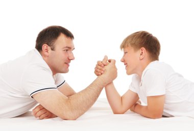 Baba ve oğul beyaz bitti izole rekabet arm-wrestling içinde