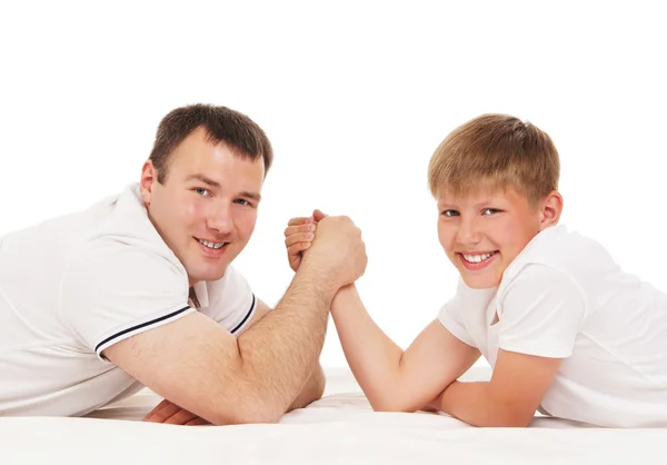 Baba ve oğul beyaz bitti izole rekabet arm-wrestling içinde — Stok fotoğraf