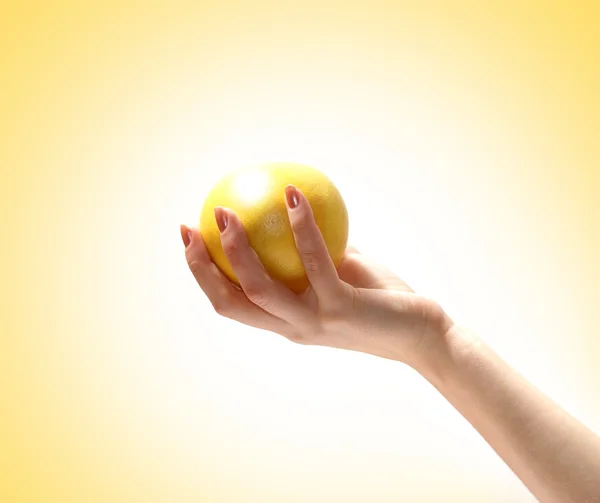 Грейпфрут в руке — стоковое фото