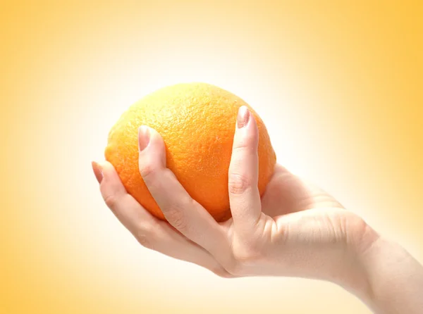 手中的橙色 — 图库照片