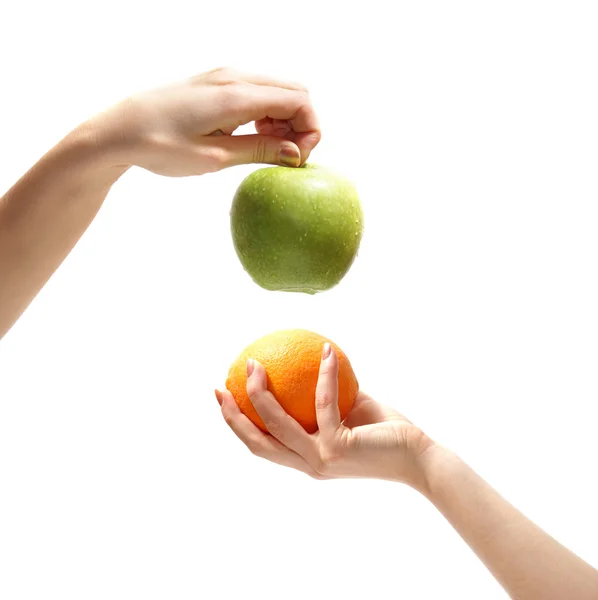 Orange und Apfel in den Händen — Stockfoto