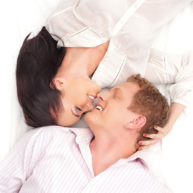 Genç mutlu çift beyaz arka plan üzerinde