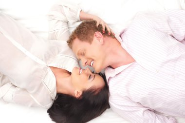 Genç mutlu çift beyaz arka plan üzerinde