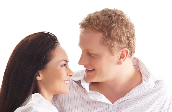 Junges glückliches Paar auf weißem Hintergrund — Stockfoto
