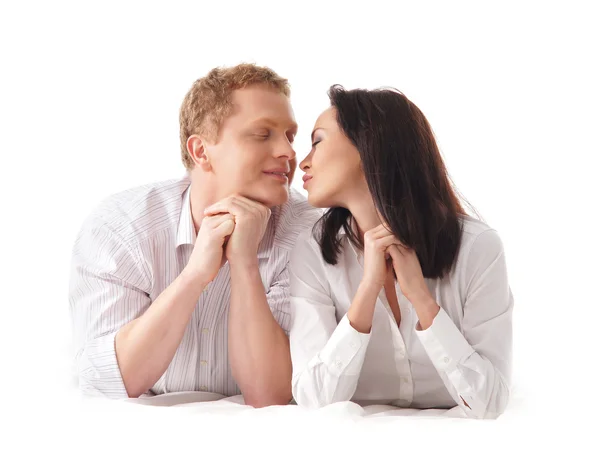 Jovem casal feliz sobre fundo branco — Fotografia de Stock