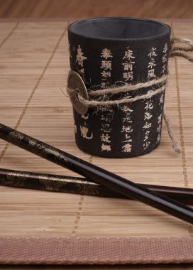 koyu arka plan üzerinde yemek çubukları ile Japon kase
