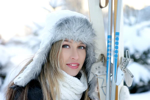 Femme attrayante avec ski — Photo