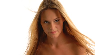 Beyaz arka plan üzerinde çekici sarışın