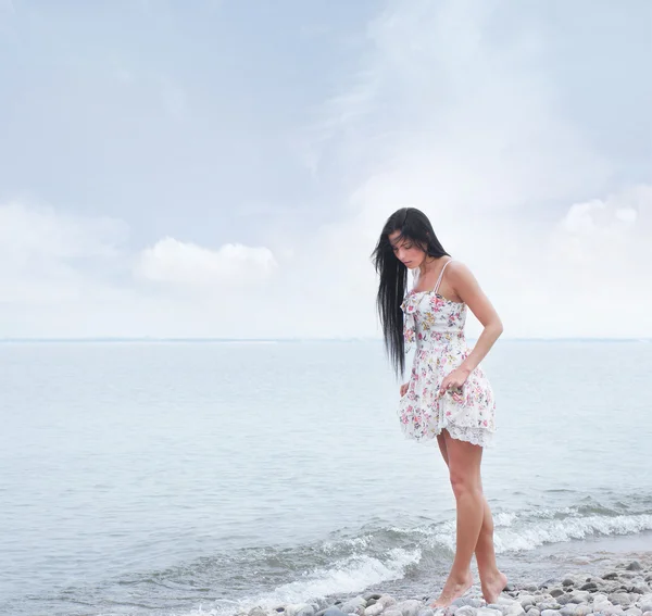 Jeune belle femme près de la mer — Photo