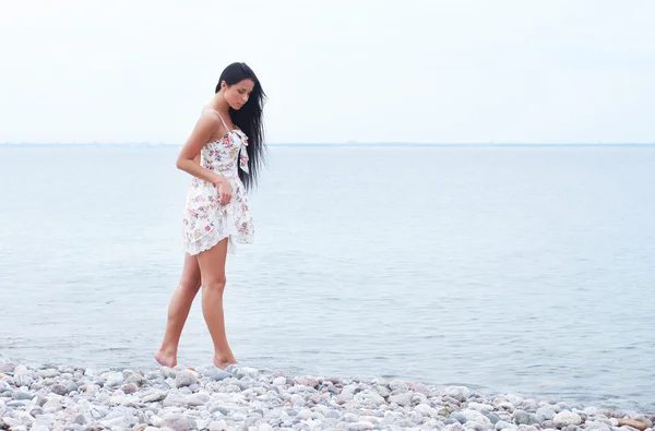 Young beautiful woman near the sea — Stock Photo, Image