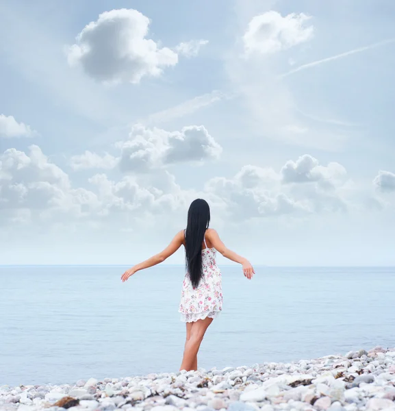 Giovane bella donna vicino al mare — Foto Stock