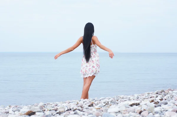 Jeune belle femme près de la mer — Photo