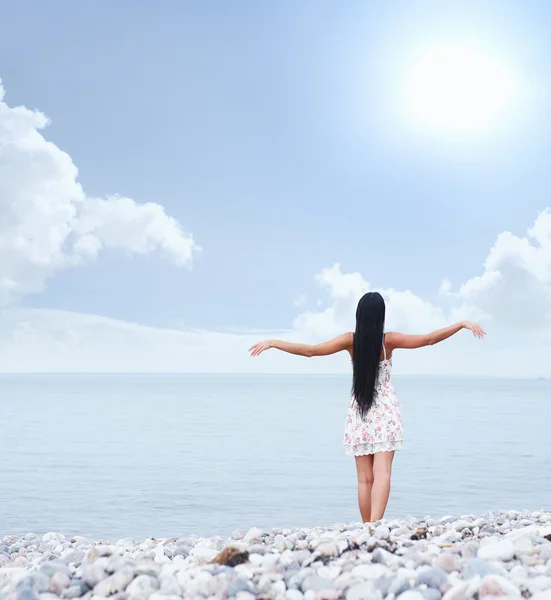 Young beautiful woman near the sea — Stock Photo, Image