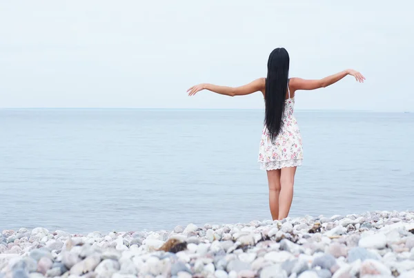 Young beautiful woman near the sea — Stock Photo, Image