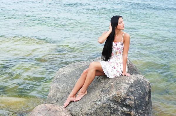 Jovem mulher bonita perto do mar — Fotografia de Stock