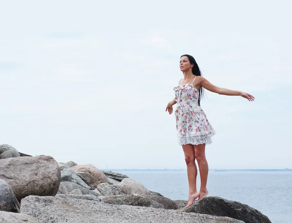 Jeune belle femme près de la mer — Photo