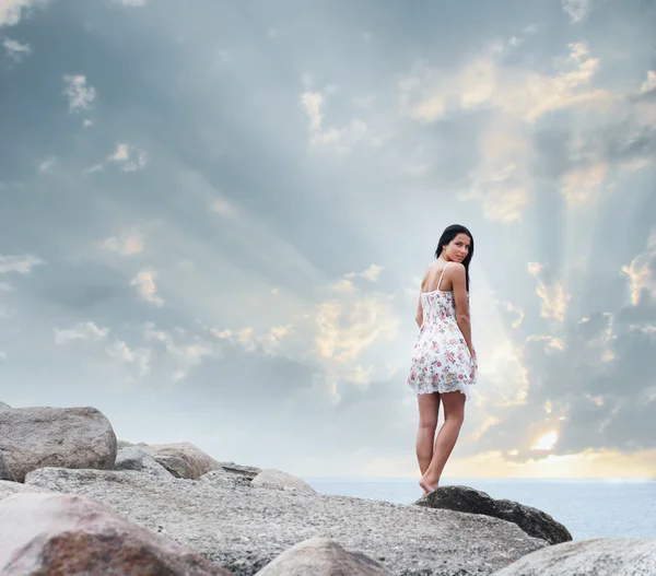 Young beautiful woman near the sea — Stock Photo, Image