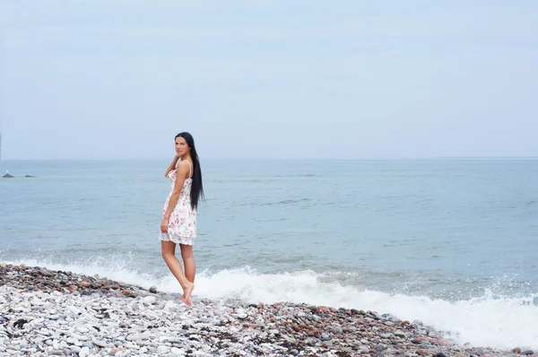 Młoda kobieta piękne blisko morza — Zdjęcie stockowe
