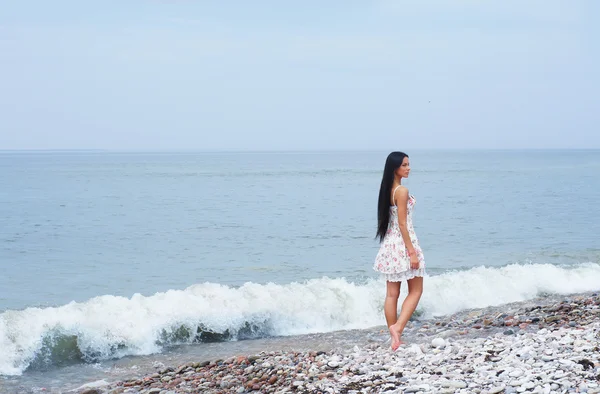 Young beautiful woman near the sea — Stock Photo, Image