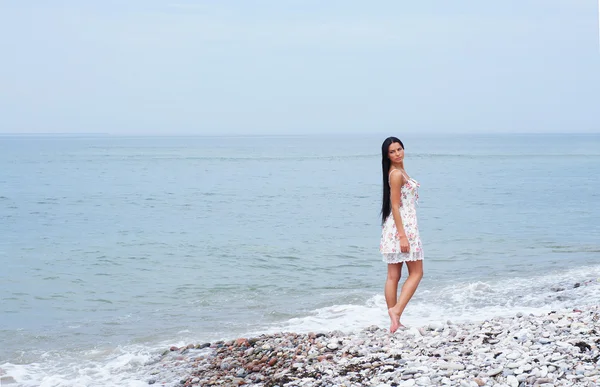 Jonge mooie vrouw in de buurt van de zee — Stockfoto