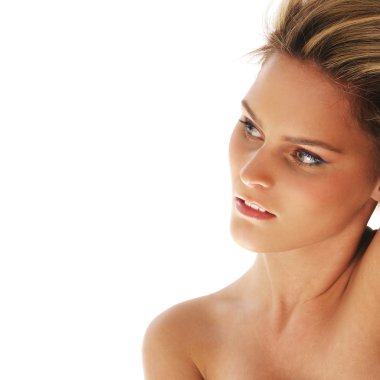 Genç bir kadın kaplıca tedavisi görüyor.