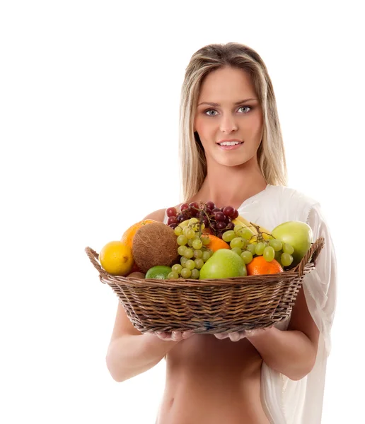 Aantrekkelijke vrouw met een mand vol vruchten — Stockfoto