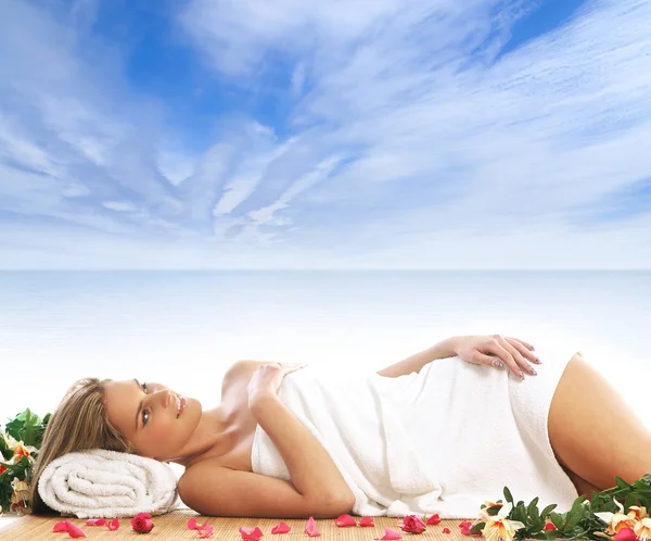 Young woman getting spa treatment — Stock Photo, Image