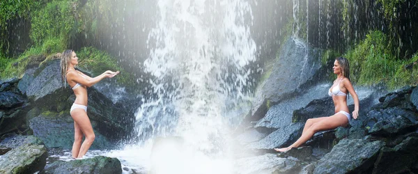Молодая и красивая девушка в бикини принимает ванну в водопаде — стоковое фото