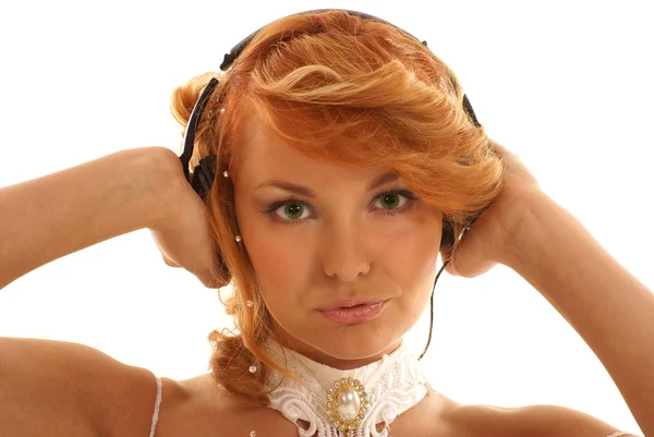 セクシーな赤毛の音楽を聴く — ストック写真