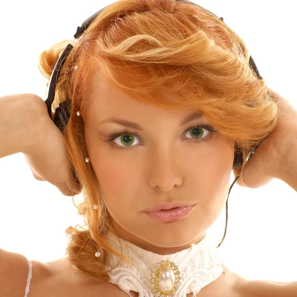 Сексуальная рыжая, слушающая музыку — стоковое фото