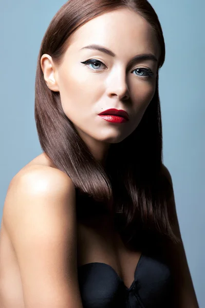 Retrato de mujer joven atractiva — Foto de Stock