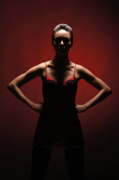 Kobieta przerażenie na czerwonym tle — Zdjęcie stockowe