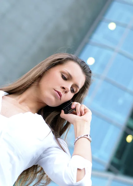 Joven atractiva mujer de negocios — Foto de Stock